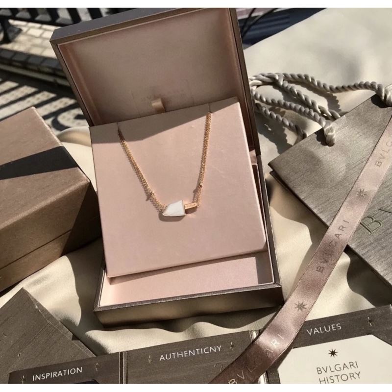 Bo*te*ga venenta necklaces